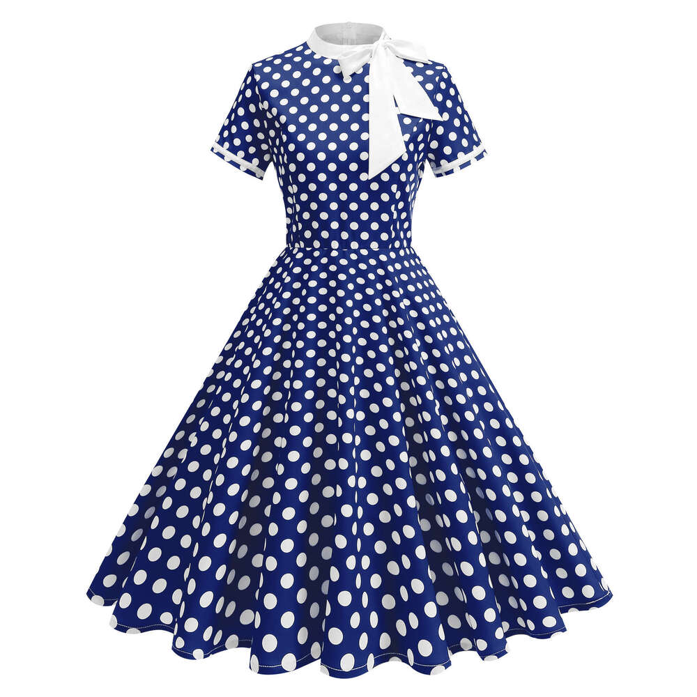 Designer Hepburn's Court Temperament Is Fresh Vibrant, With Polka Dots A Long And Elegant Dress