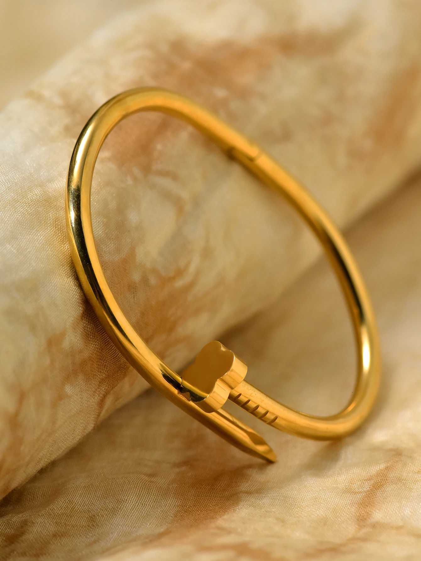 1pcs fashion nail bracelet stainless steel flowers hearts cones non-fading bracelet holiday gift spot can be wholesaleT251113