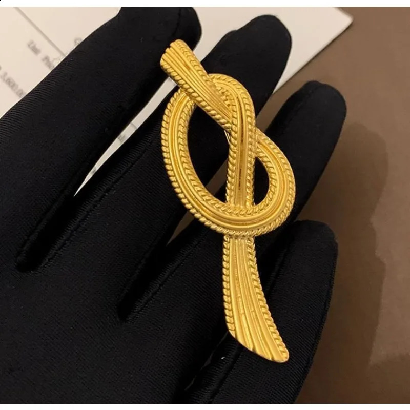 French frosted knot bow gold antique chest highend womens flower pin temperature sweater accessories 250410