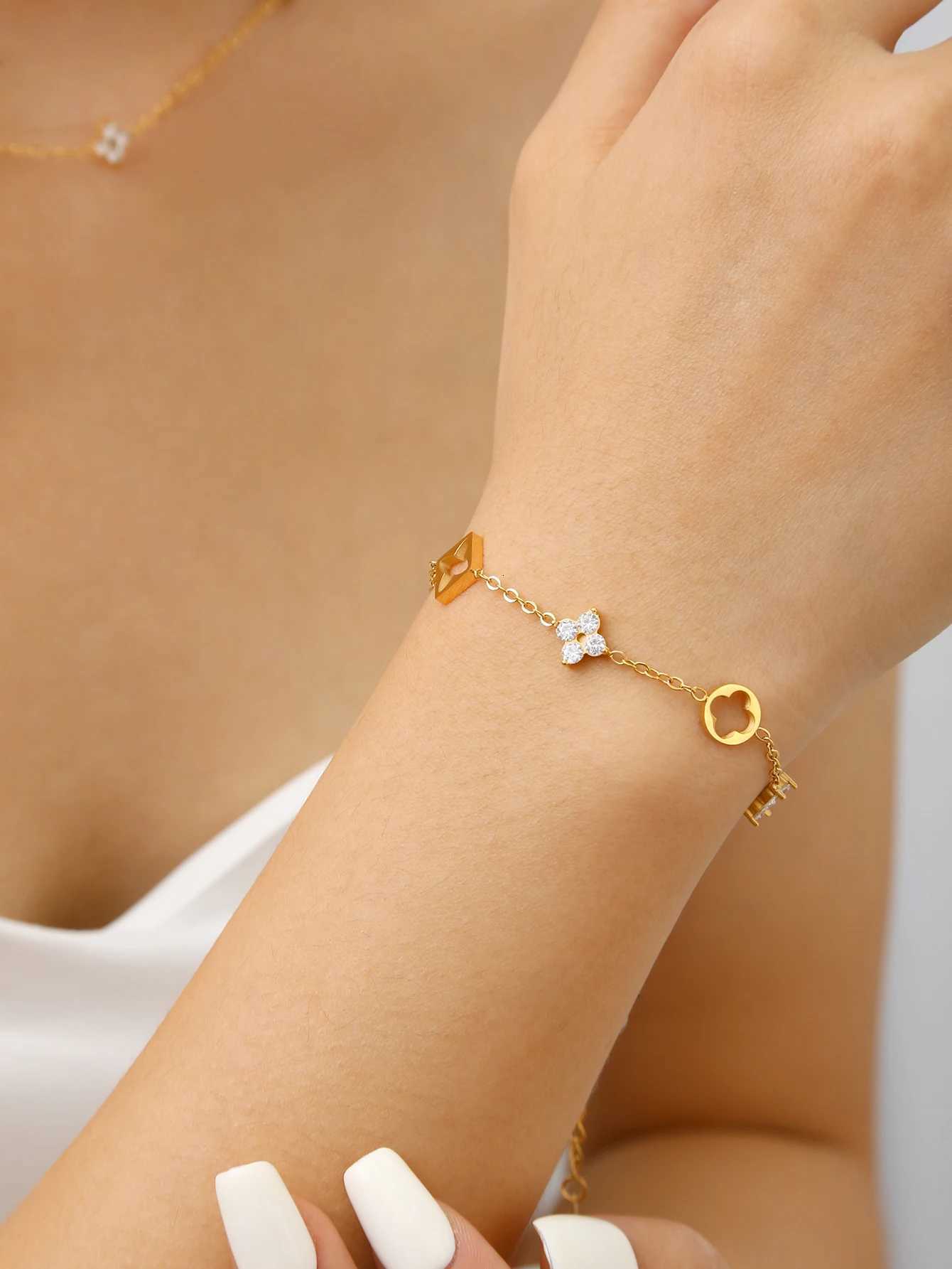 Luxury Elegant Light Luxury Old Money Style High Feeling Stainless Steel Diamonds Hollowed Out Clover Flower Jewelry Set Y251112