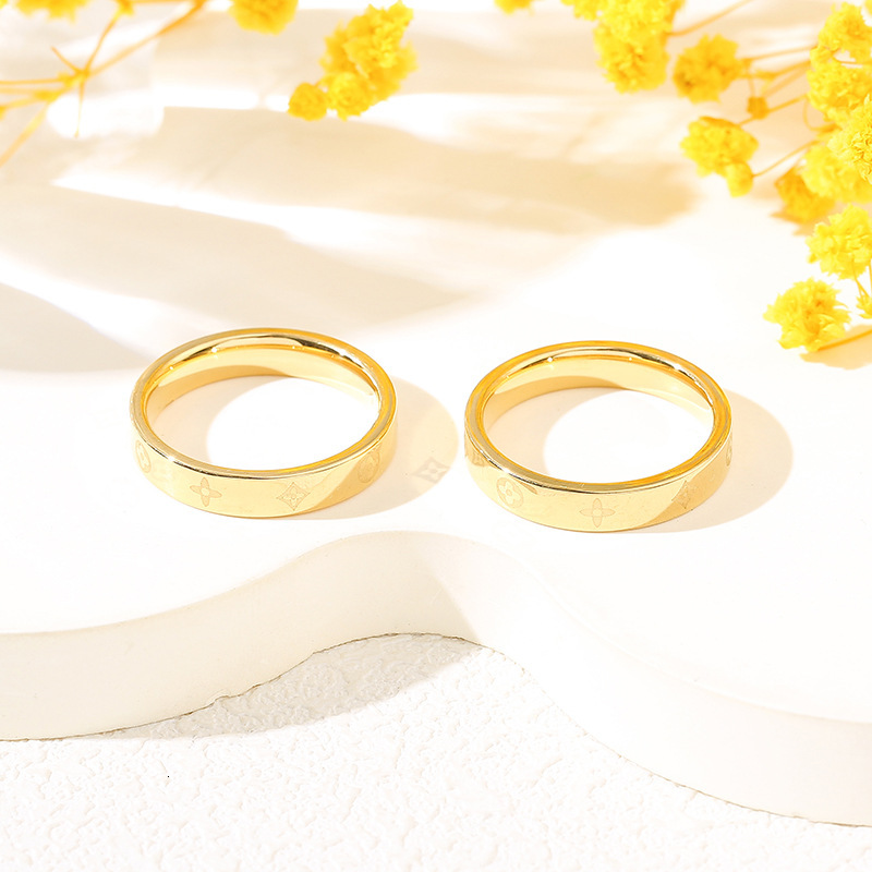 Cross-Border Fashion Four-Leaf Clover Titanium Steel 18K Gold Simple Small Flower Plain Band Amazon New Ring for Women