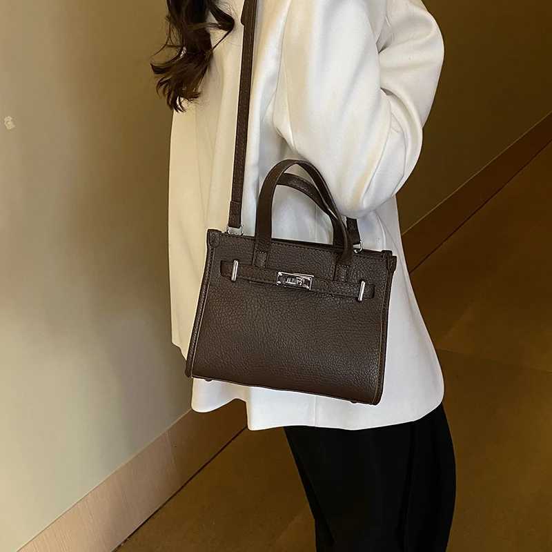 Classic Vintage Leather Crossbody Bag For Women Stylish Large Capacity Tote Luxury Designer Commuter HandbagW251112