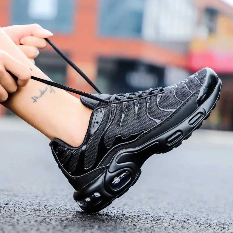Mens Tennis Shoes Outdoor Running Marathon Cushioning Couple Sports Shoes 2025 New Mesh Comfortable Men Sports ShoesC250412