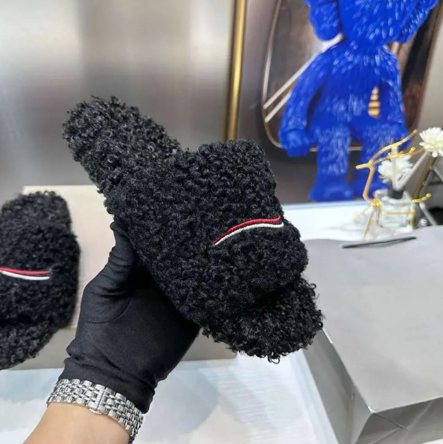 2025 Women Fur Slides Furry Slippers Designer Mules Fall Winter Homewear Slide Men Footwear Paris Comfortable Fuzzy Flip Flop Fluffy