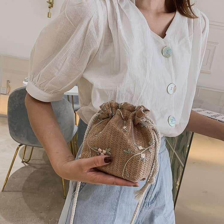 Summer small 2025 new trendy single shoulder crossbody for girls, internet famous mini grass woven bucket bag