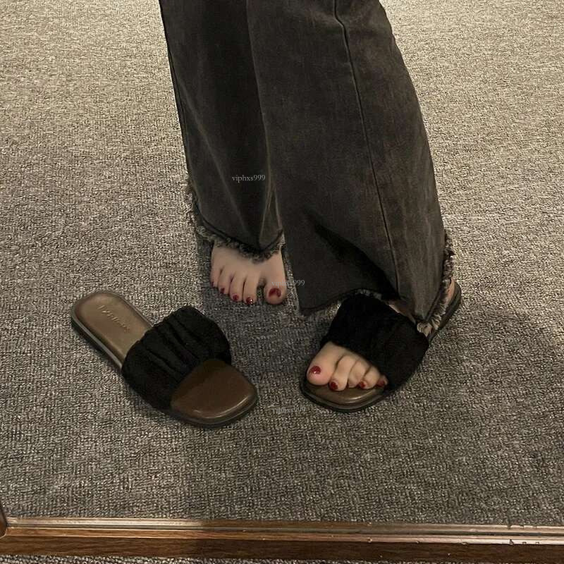 New Free Shipping Designer Shoes Summer Outdoor Wear Flat Bottomed With A Straight E Feeg 2025 French Beach Sandals High-end New Year Ins Slippers For