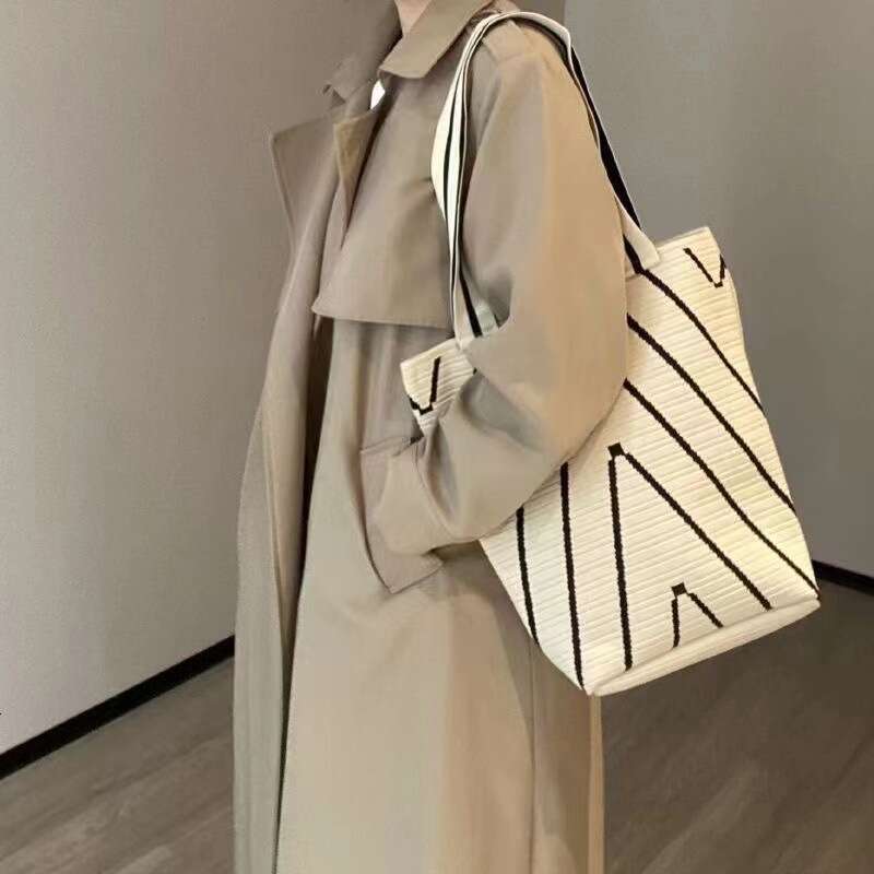 Simple and large capacity shopping striped commuting knitted fashionable new tote bag, travel single shoulder bucket women's bag