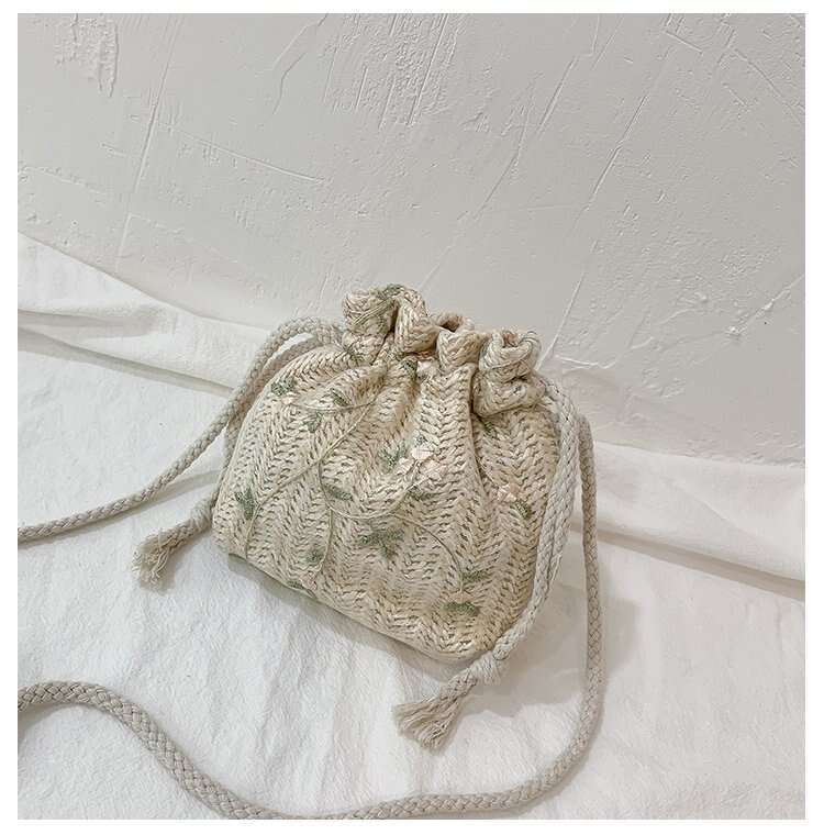 Summer small 2025 new trendy single shoulder crossbody for girls, internet famous mini grass woven bucket bag