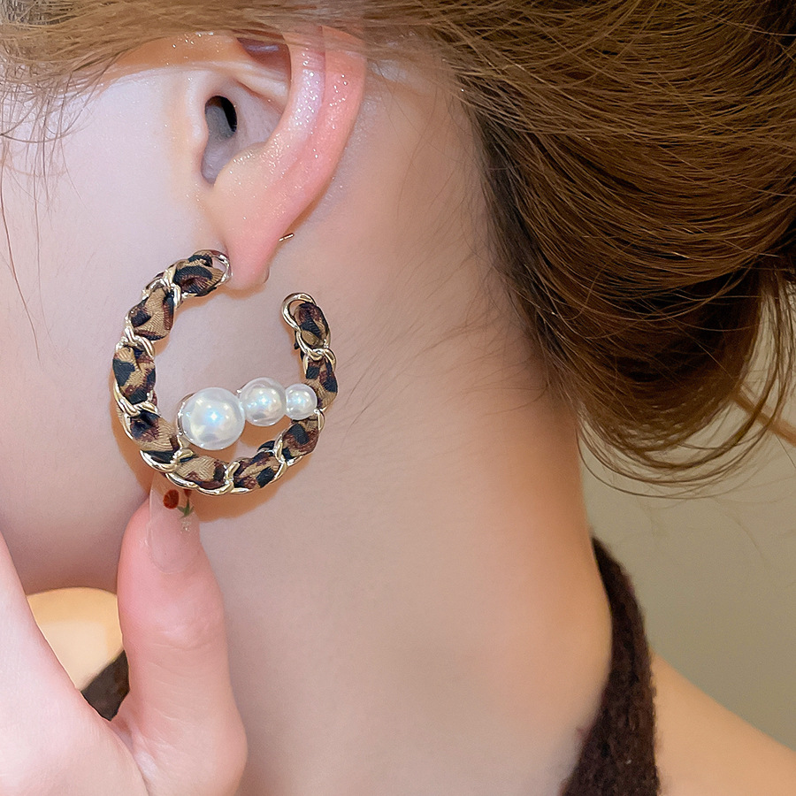 Silver Needle Leopard Print C-shaped Pearl Stud Vintage Melad Elegant Earrings Light Luxury High-end Niche Ear Jewelry Wholesale - view 3