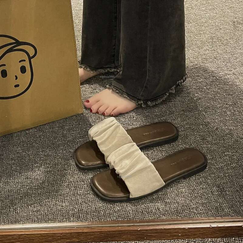 New Free Shipping Designer Shoes Summer Outdoor Wear Flat Bottomed With A Straight E Feeg 2025 French Beach Sandals High-end New Year Ins Slippers For