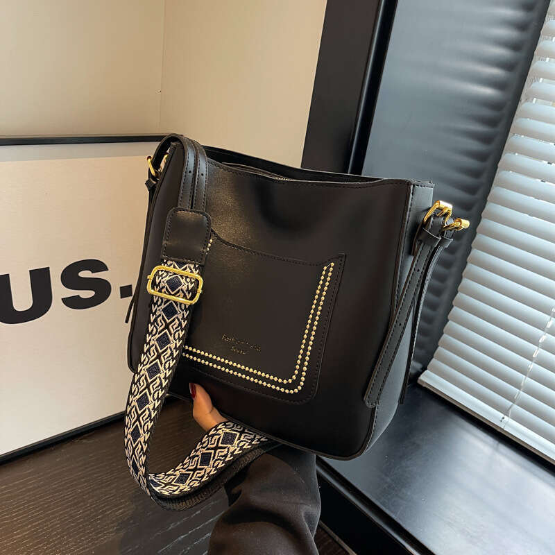 New and versatile tote with niche high-end texture, personalized temperament, large capacity bucket bag, trendy diagonal cross bag