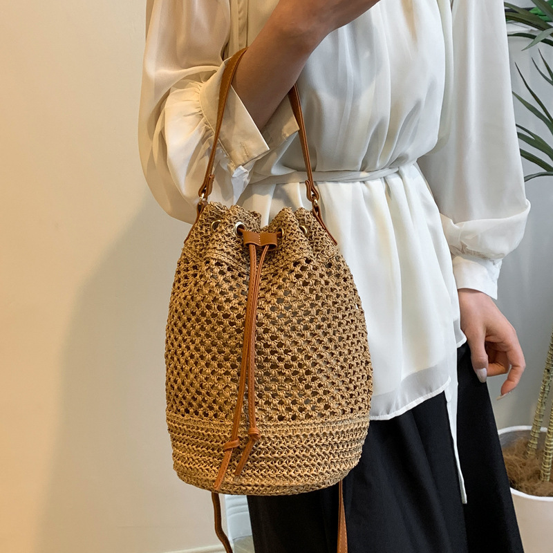 2025S Designer Women S Bag Weaving For Women New Fashion Bucket Summer Niche Versatile Grass Woven Bag Beach Shoulder Crossbody Bag