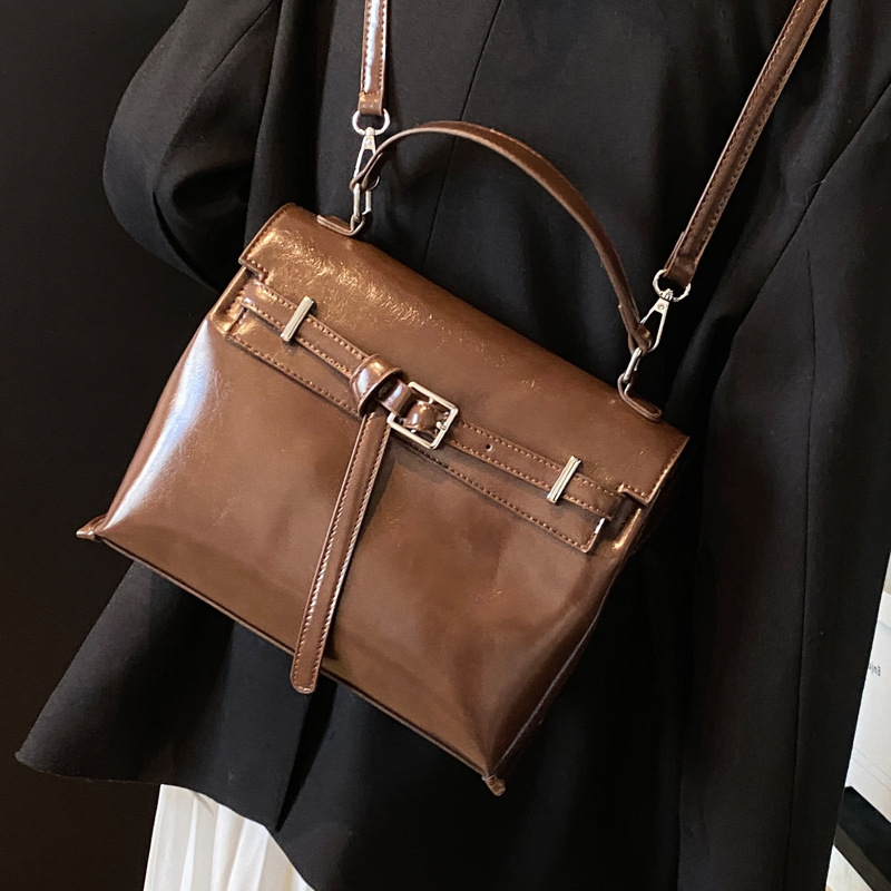 2025S Designer Women S Bag Luxury Crossbody New Trendy Single Shoulder Backpack Versatile Large Capacity Western Style Handheld Women S Bag