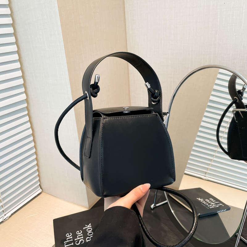 Personalized PU hand-held small square new trendy box fashionable shoulder bag, internet famous high-end crossbody bag