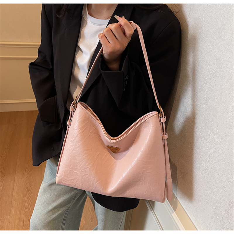 Designer free shipping designer women 2025 new high end commuting fashionable versatile crossbody single shoulder armpit bag for daily outfit