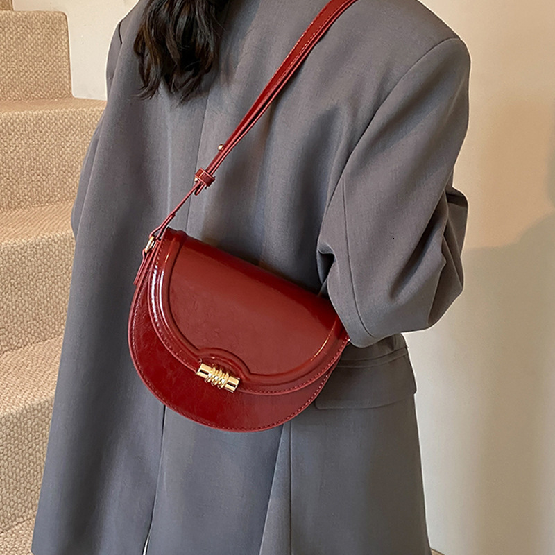 2025S Designer Women S Bag Texture Crossbody For Women Spring New Trendy Fashion Saddle Design Casual Single Shoulder Underarm Bag