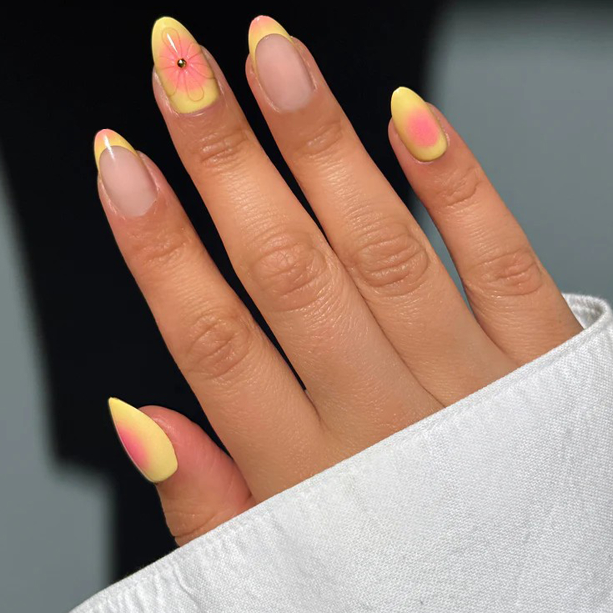 Soft glue press-on nail gel 3D flower embellished with yellow French corners, 16 sizes, 32 pieces of fake nails can be reused