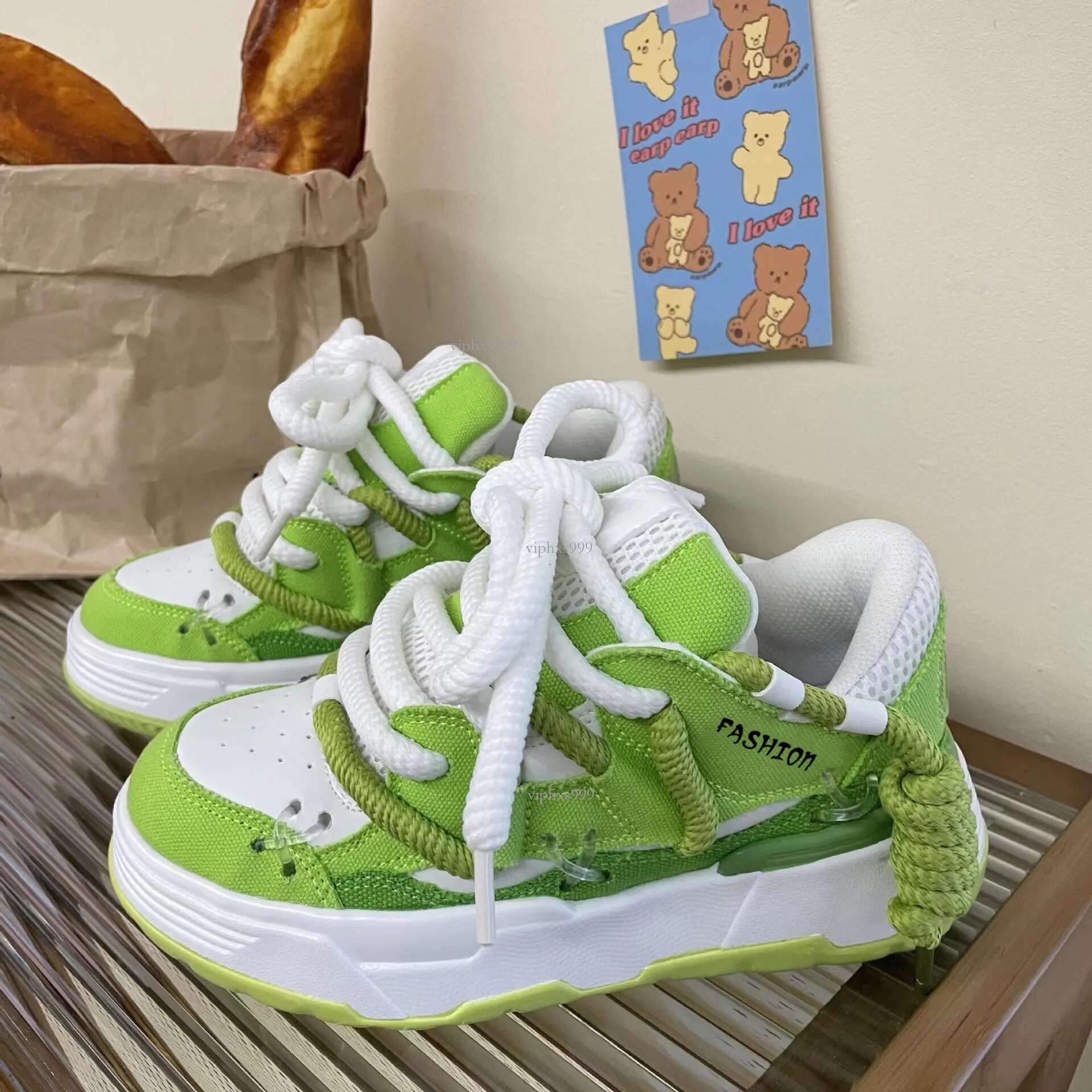 2025 New Designer Board Shoes Outdoor Casual Bread Sports Niche Fashion Women's Shoes Classic Running Men's Shoes