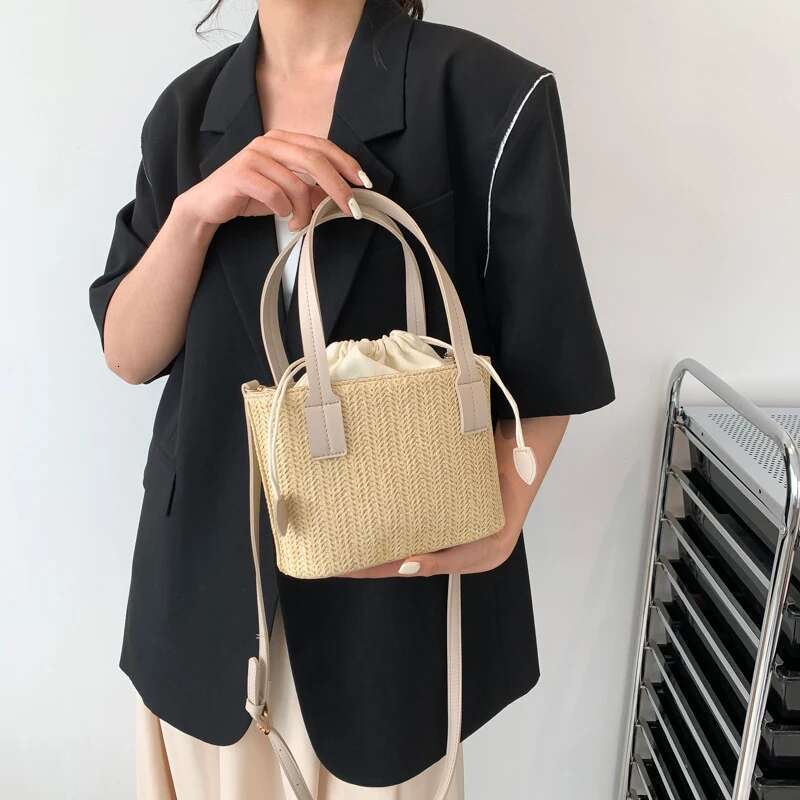 Handmade Beach Bag Knit Travel Straw Woven Beach Bag Wrist Pack Women Handle Female Bucket Tote Bags Rattan Ladies Purses Handbag Kq1