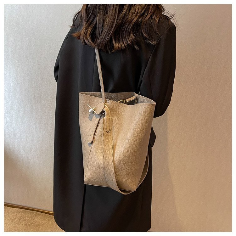 2025S Designer Women S Bag Solid Color Bucket For Women High End Sense Crossbody Single Shoulder Large Capacity This Year S Popular Commuting Tote Wom