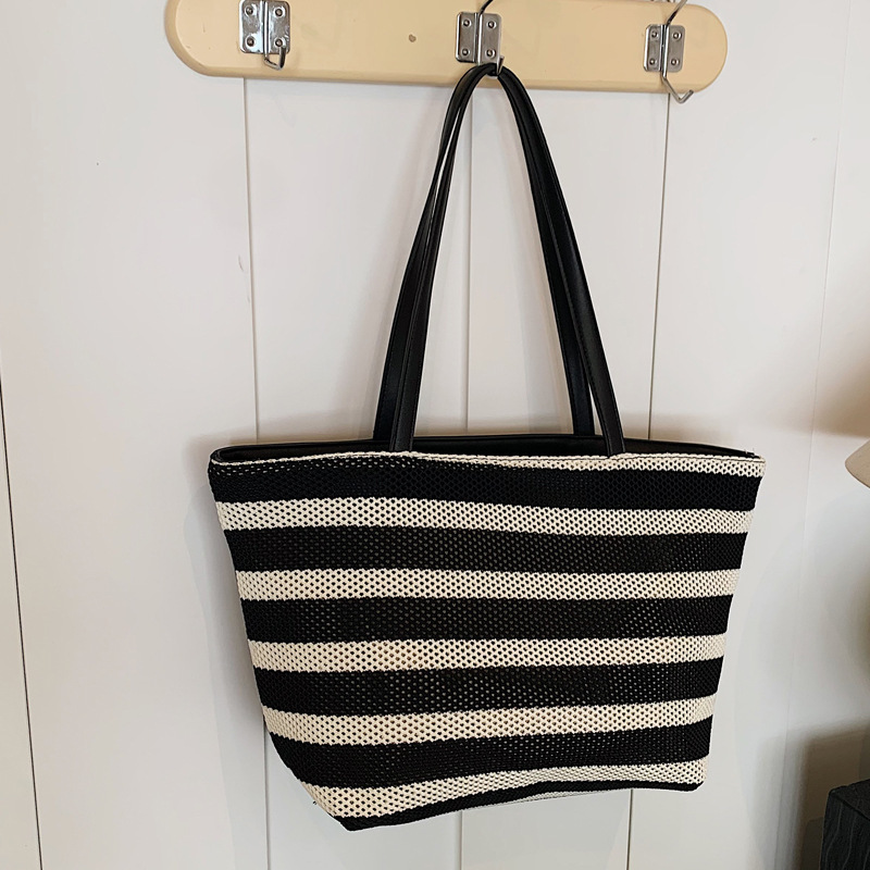 2025S Designer Women S Bag Korean Version Capacity Single Shoulder Women S New Spliced Contrasting Large Autumn Hollow Weave Lazy Style Tote Bag