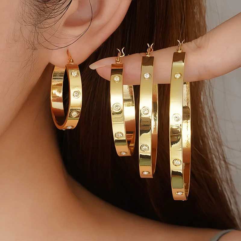 Classic Fashion Gold Metal Shiny Surface Geometric Pattern Hoop Earrings WomenS JewelryXJ251113