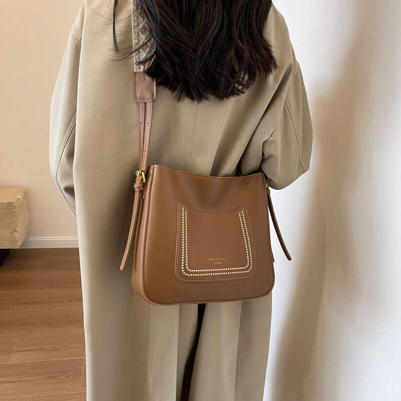 New and versatile tote with niche high-end texture, personalized temperament, large capacity bucket bag, trendy diagonal cross bag