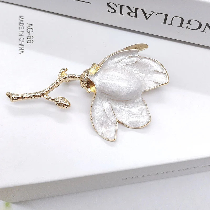 Retro white floral wreath retro creative elegant plant clothing pin 250409