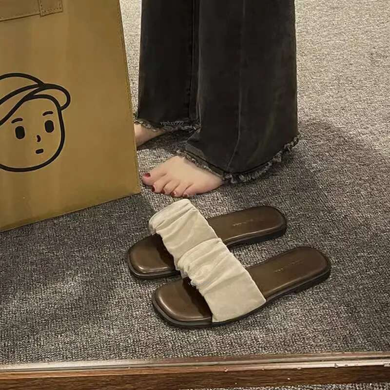 New Free Shipping Designer Shoes Summer Outdoor Wear Flat Bottomed With A Straight E Feeg 2025 French Beach Sandals High-end New Year Ins Slippers For