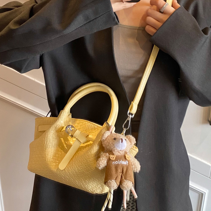 2025S Designer Women S Bag Simple And High End Handbag Wax Leather Large Capacity Crossbody Bag Women S New Fashionable Pleated Diamond Grid Tote Bag