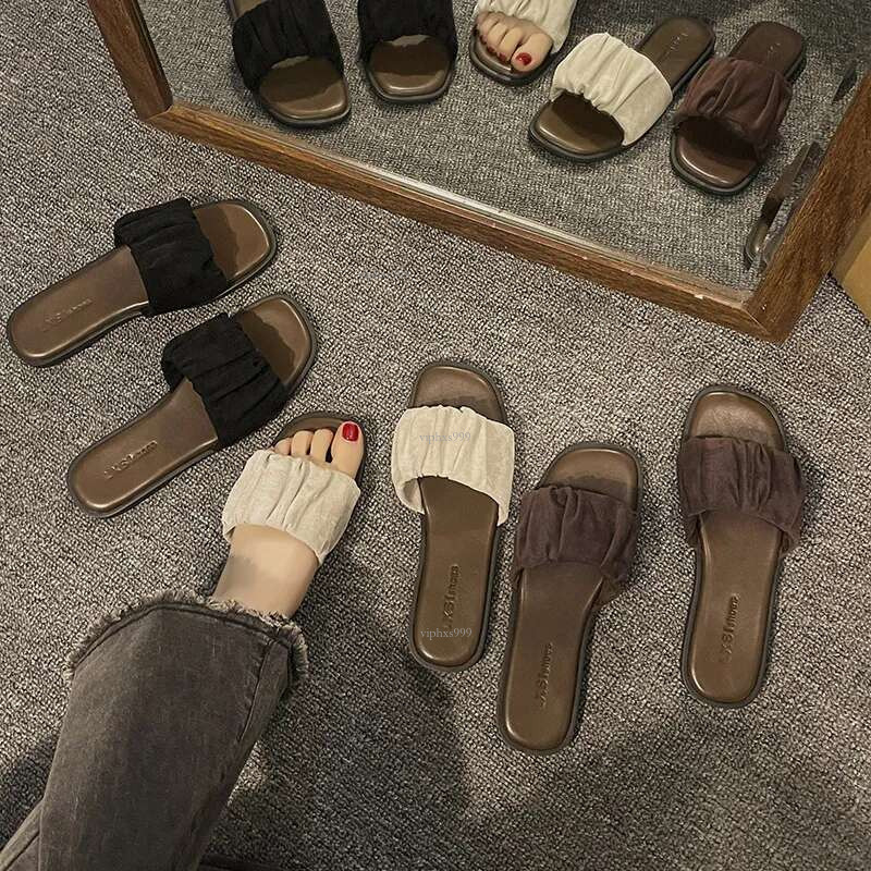 New Free Shipping Designer Shoes Summer Outdoor Wear Flat Bottomed With A Straight E Feeg 2025 French Beach Sandals High-end New Year Ins Slippers For