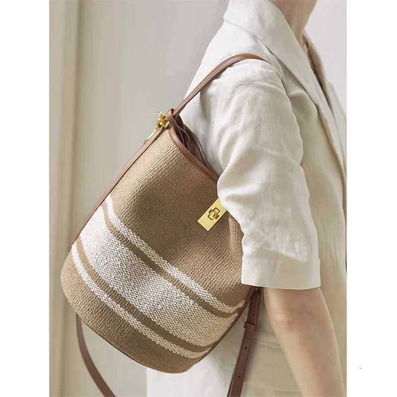 Crossbody contrasting woven hand-held vegetable basket bagW251112