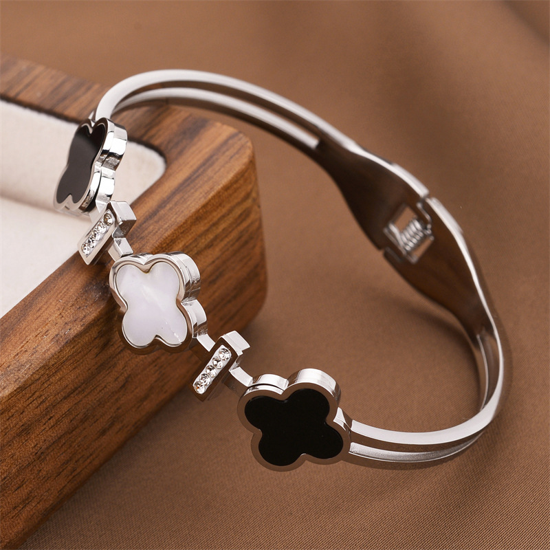 Designer Jewellery High Quality Golden Silver Plated Flower Shaped Diamond Inlaid Bracelet Elegant Gift for All Occasions Textured Accessory