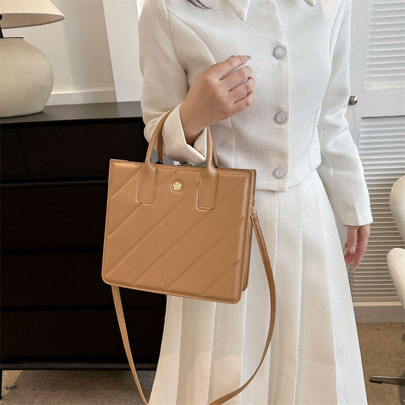 Fashionable high-end shoulder solid color niche handbag, commuting and outdoor crossbody bag, large capacity