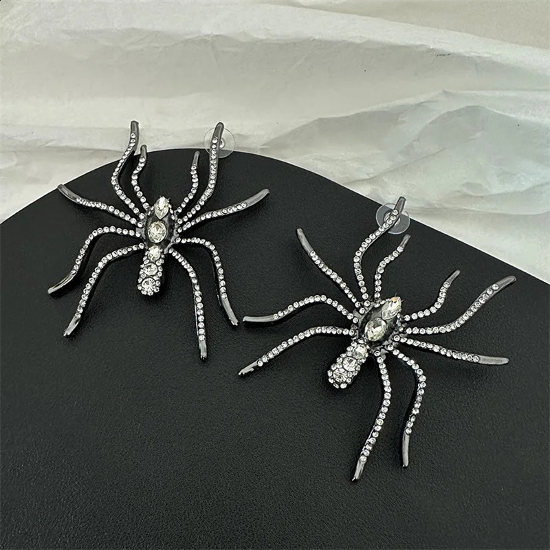 Xiaoluoke Exaggerated Giant Spider Brooch for Womens Short and Fat Exquisite Set Tight corset Pin Retro Jewelry Accessories 250409