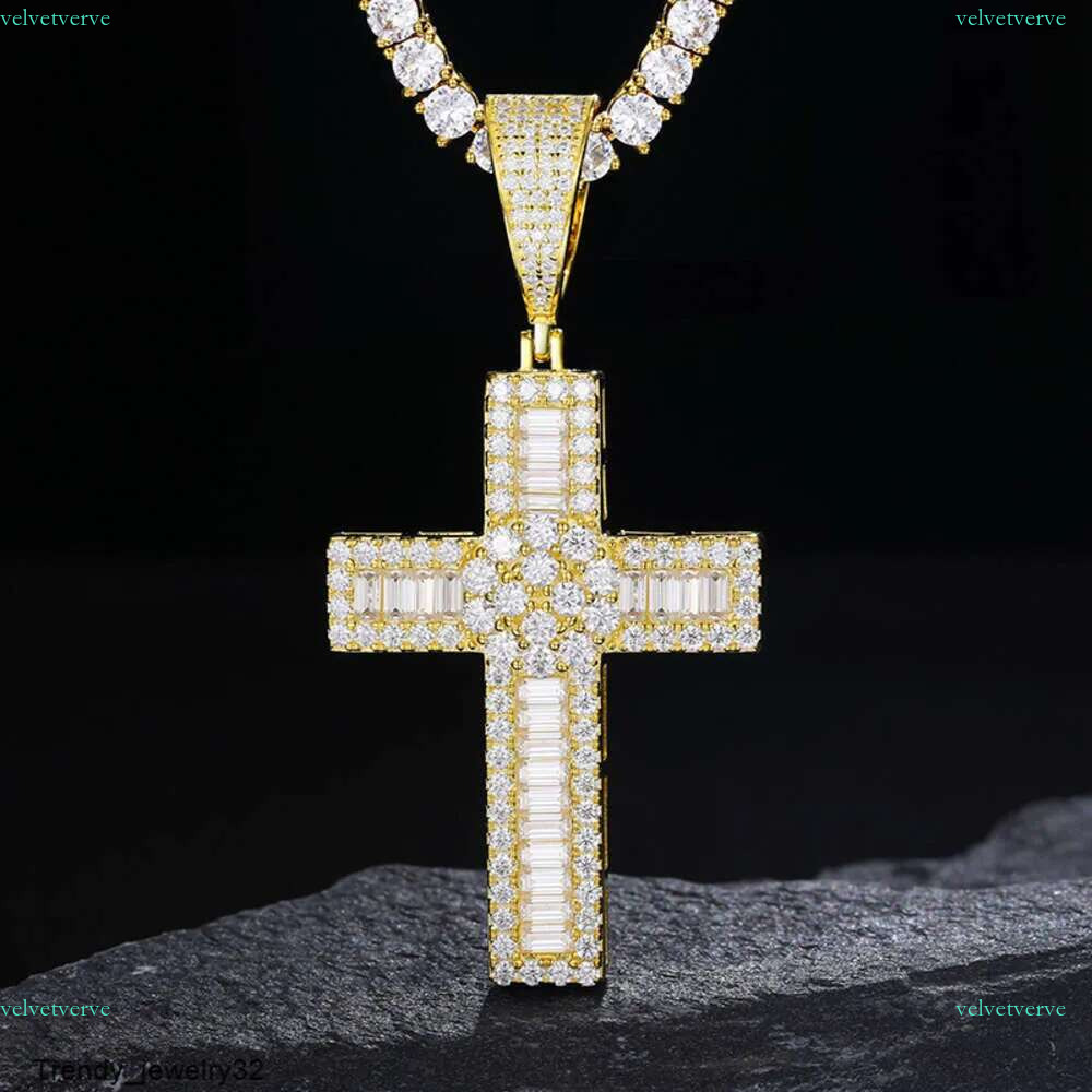 New Design Hip Hop Jewelry Sterg Sier VVS Baguette Moissanite Dia Cross Pendant for Mens Women