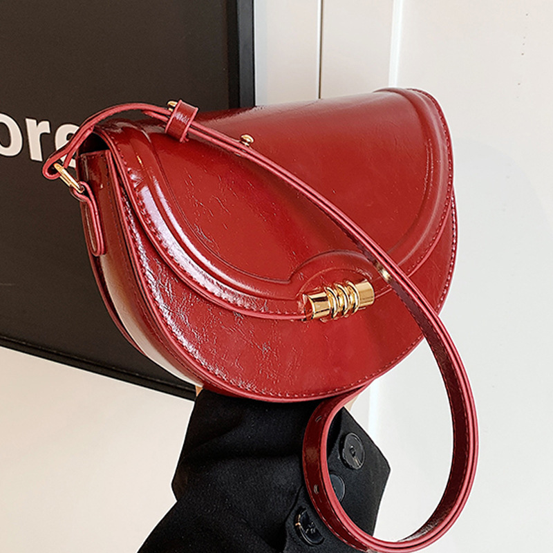 2025S Designer Women S Bag Texture Crossbody For Women Spring New Trendy Fashion Saddle Design Casual Single Shoulder Underarm Bag