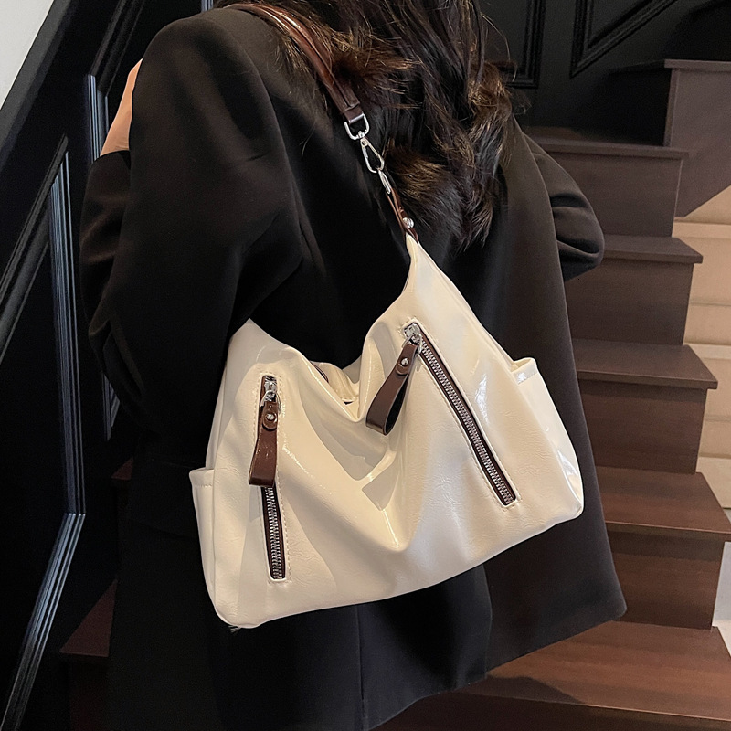 2025S Designer Women S Bag Large Capacity Women S New Crossbody With A Niche Texture Suitable For College Students Single Shoulder Bag Commuting Tote 