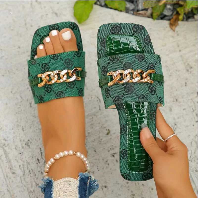 2024 New Summer Women Flat Slippers Luxury Outdoor Beach Flat Sandals Trend Brand Designer Slippers Women Big Size Slides Women Z251113