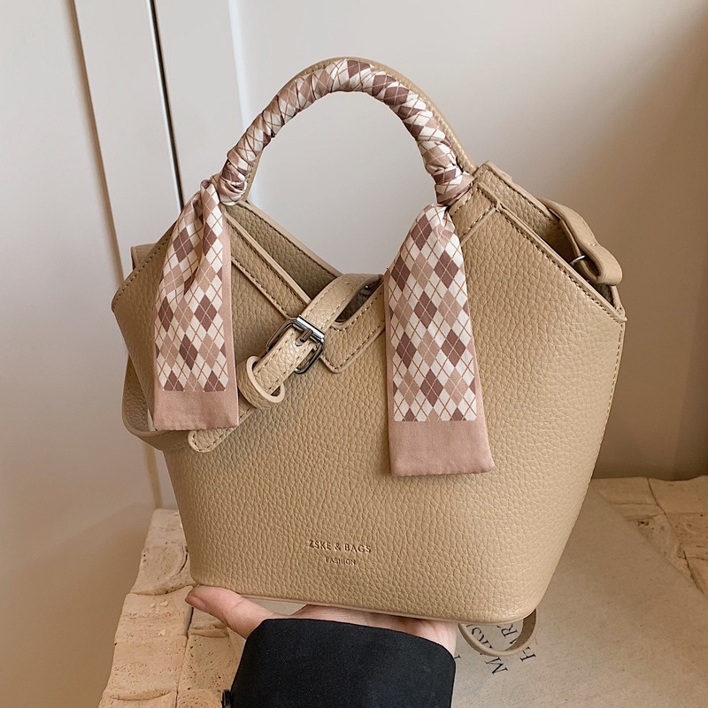 2025S Designer Women S Bag This Year S Popular Crossbody For Women Summer New Fashionable Texture Single Shoulder Niche Minimalist Tote Bucket Bag