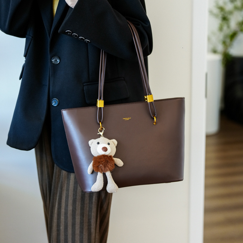 2025S Designer Women S Bag Large Capacity Minimalist Tote For Women S Outdoor Commuting Versatile Shoulder Bag PU Texture Solid Color Casual Handbag