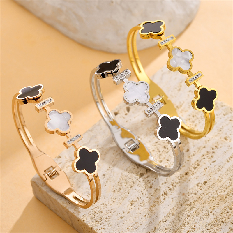 Designer Jewellery High Quality Golden Silver Plated Flower Shaped Diamond Inlaid Bracelet Elegant Gift for All Occasions Textured Accessory