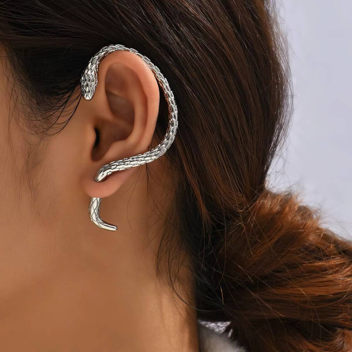 Womens Snake Earrings with Gold Plated Alloy Pearl Frigid and Windy Niche Design Ear Bone Clip Ear Clip Earrings