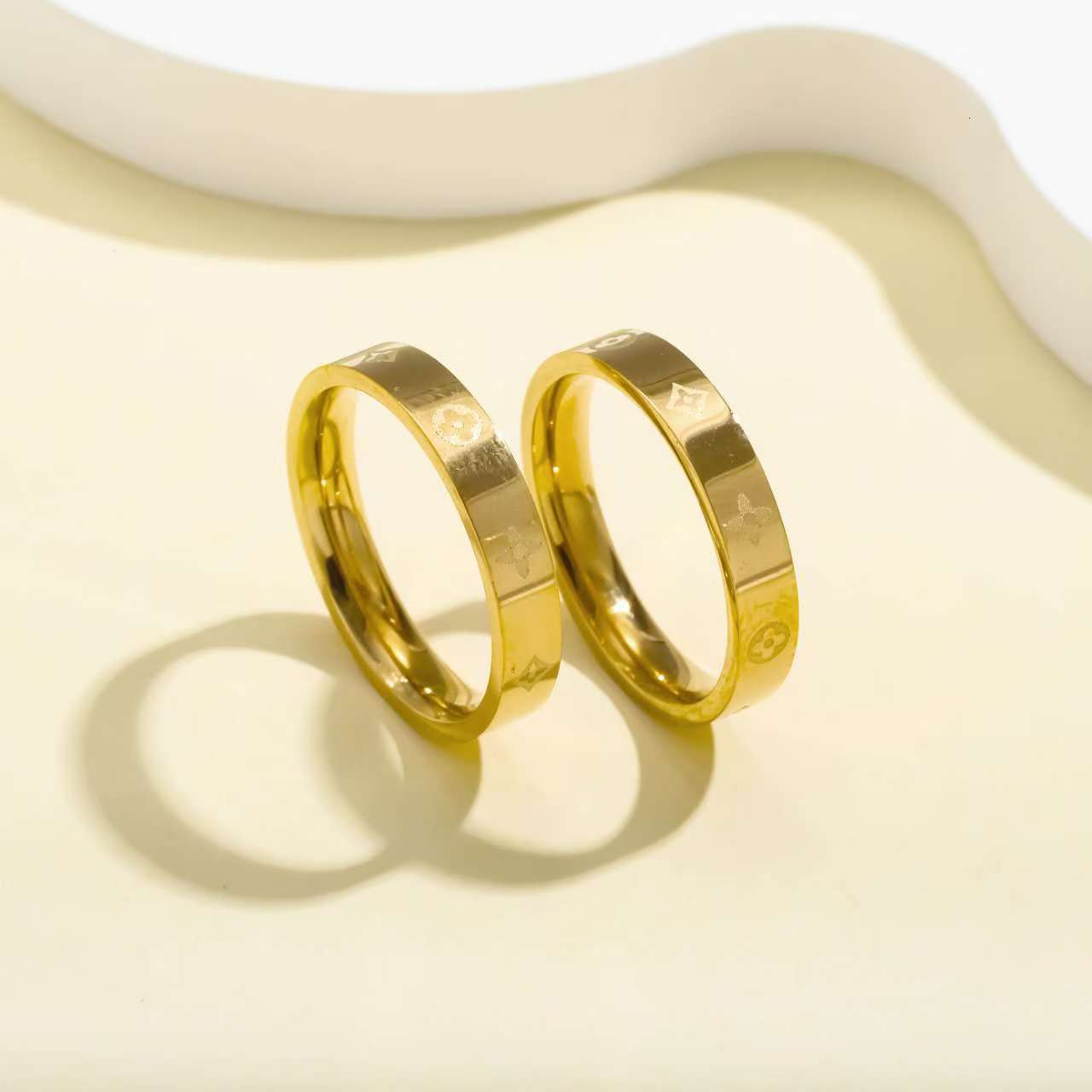 Cross-Border Fashion Four-Leaf Clover Titanium Steel 18K Gold Simple Small Flower Plain Band Amazon New Ring for Women