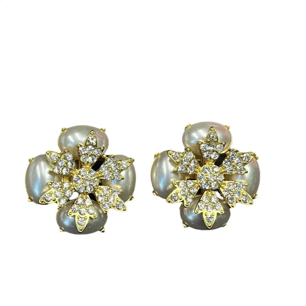 Four petal flower French style exquisite craftsmanship white pearl high-end ear clip earrings 250409