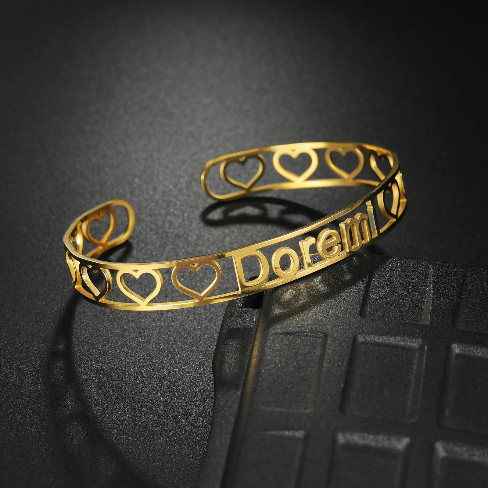Akizoom Customized Name Heart shaped Bracelet Stainless Steel Personalized Letter Cuff Bracelet Mens Home Jewelry Gift 250408