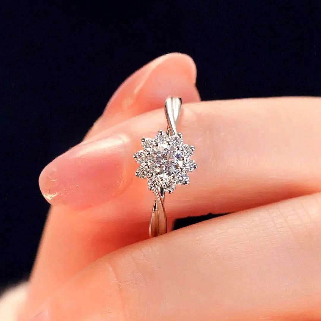 Platinum PT950 Classic Six Claw 50c Moissanite Diamond D Color Sunflower Moissanite Ring