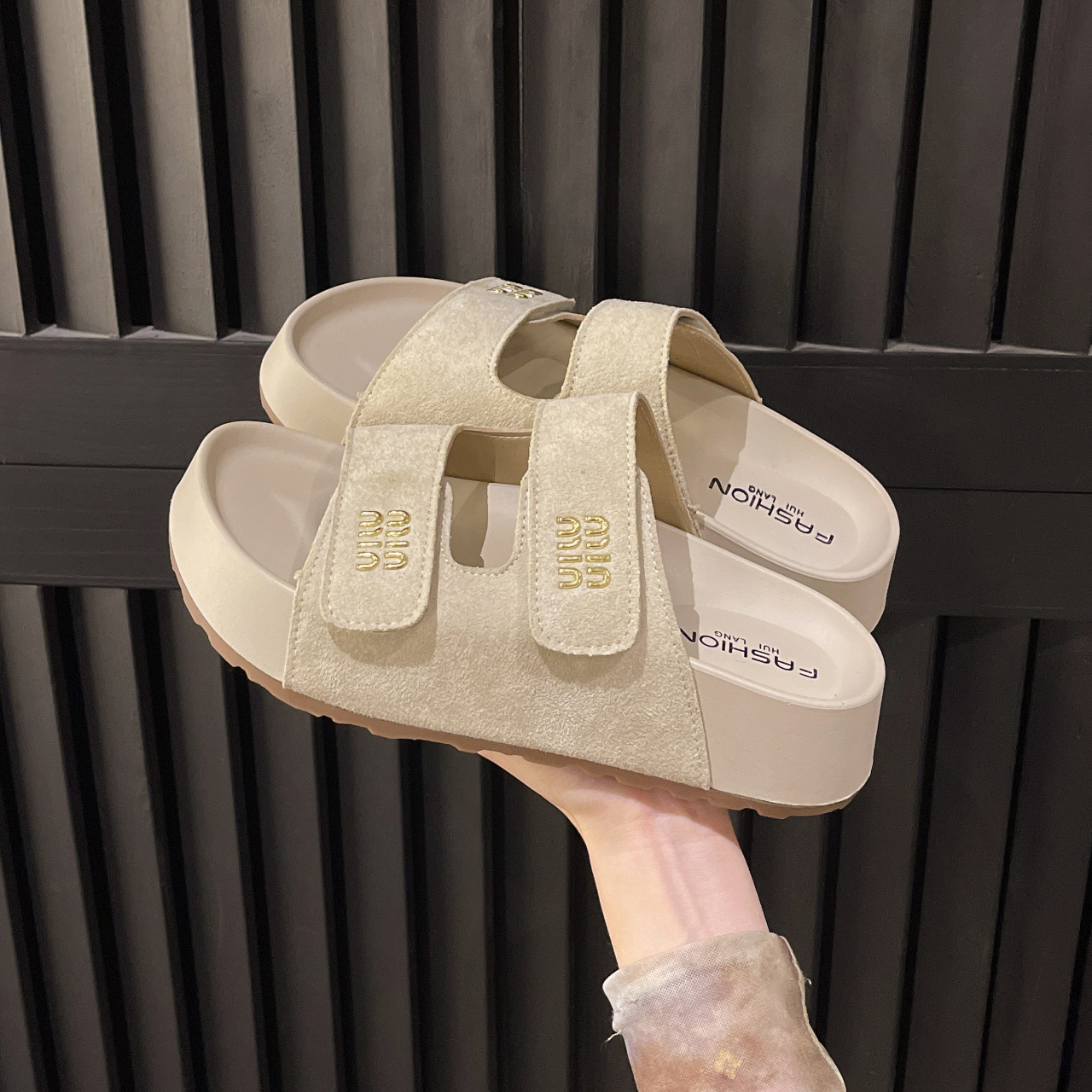 2025 Summer New Style Thick Sole Letter slipper for womens Designer Hot Selling Outdoor Beach Slides Versatile Size 34-39