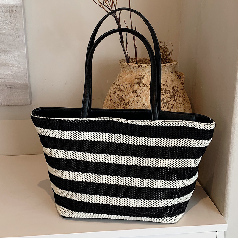 2025S Designer Women S Bag Korean Version Capacity Single Shoulder Women S New Spliced Contrasting Large Autumn Hollow Weave Lazy Style Tote Bag