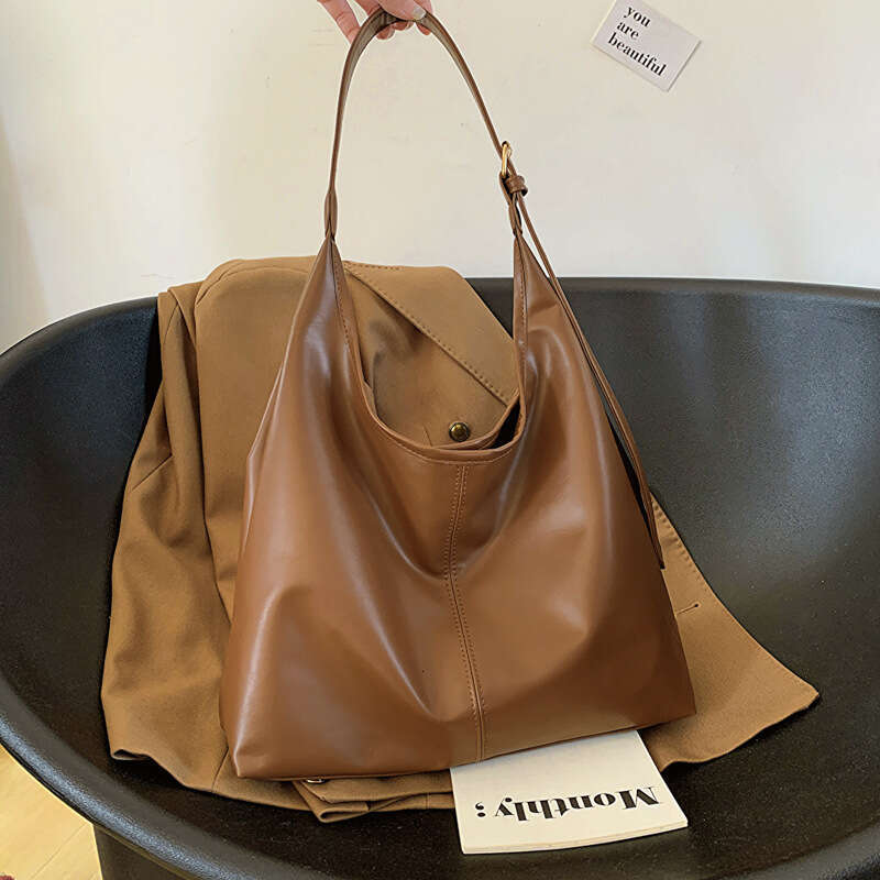 Large capacity commuting for women's new winter popular single shoulder underarm bag, high-end texture tote bag